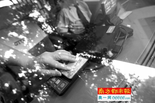 能远程实时监控的智能终端系统在广州出租车上测试使用。南都记者 马强 摄