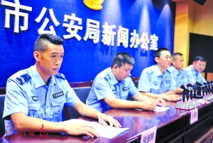 陆誉辉（左一）和其他辅警在回答记者提问。广州日报记者邵权达摄