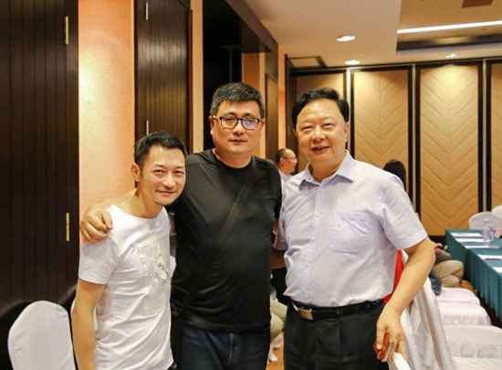 　　导演张全欣先生（左）与银都机构有限公司总经理陈一奇先生（中）、广东省电影行业协会会长陈长兵先生（右）合影