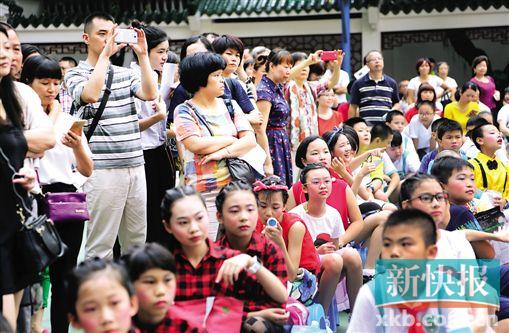 ■六一节前夕,各小学幼儿园纷纷庆祝,不少家长请假参加学校活动。新快报记者 郗慧晶/摄
