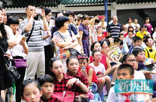 ■六一节前夕，各小学幼儿园纷纷庆祝，不少家长请假参加学校活动。新快报记者 郗慧晶/摄