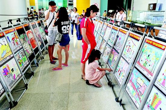 人生第一粒扣子 惠州千名青少年现场画文明 _