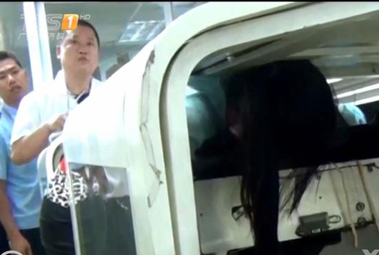 女工上半身被卡机器。