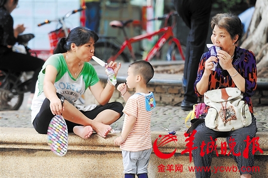 昨日广州最高气温达35℃,不少市民用冰棒消暑 羊城晚报记者 周巍 摄