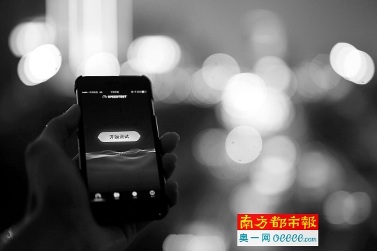 通过使用手机下载speedtest软件，记者对广州25个公共场所WIFI进行了网速实测。
