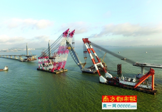 昨日，港珠澳大桥最后一座“海豚”造型钢塔在进行吊装施工。 新华社发