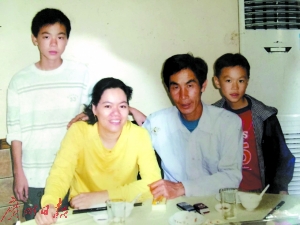 昔日幸福的一家四口，右一为弟弟刘卓贤，左一为哥哥刘俊贤。