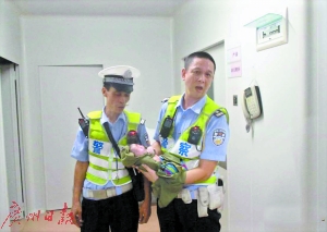 交警叔叔抱着婴儿狂奔到医院。 (图来自广州交警微博)