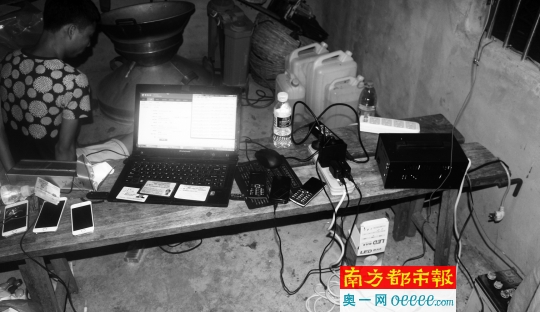 一名电信诈骗嫌疑人及其作案工具。 通讯员供图