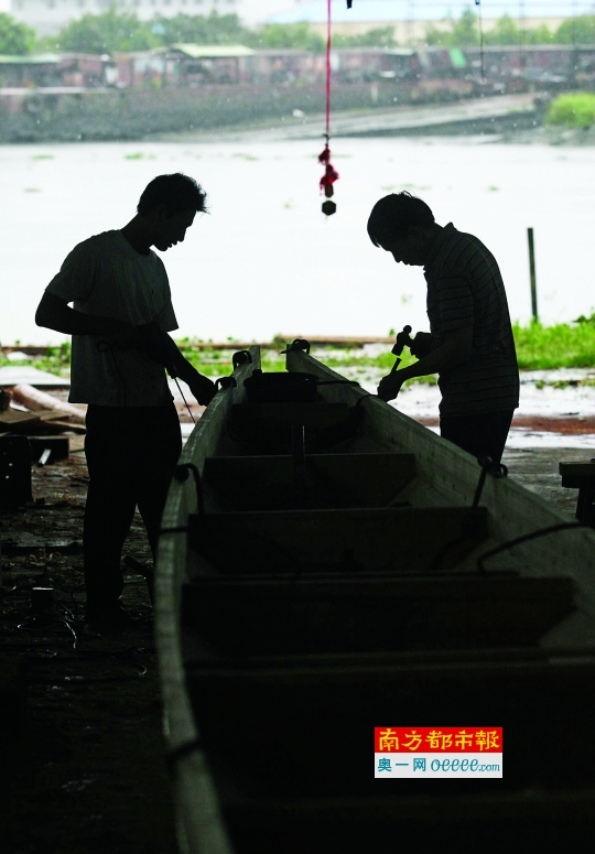 东莞中堂冯氏造船厂，工人在忙着制造新龙舟。
