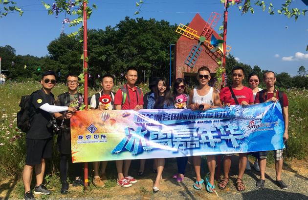 新浪旅游达人来到南山花田采风