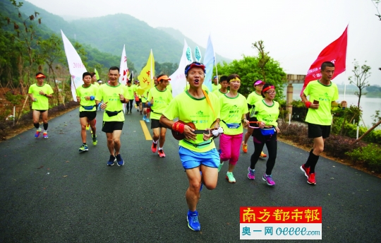 昨日上午，一场“专属”马拉松在佛山西樵山举行，来自广州的7名视障选手在志愿者陪伴下，完成了对自己的再一次挑战。南都记者 孙振飞 摄