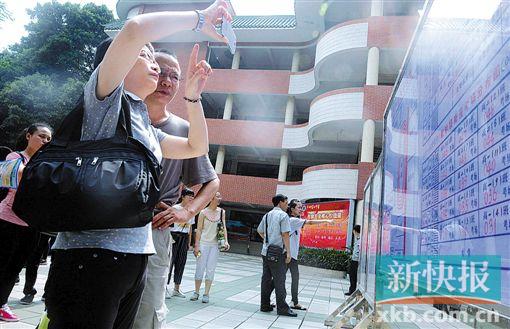 ■昨日，广州市第七中学考点，考生在家长陪同下踩点。 新快报记者 夏世焱/摄