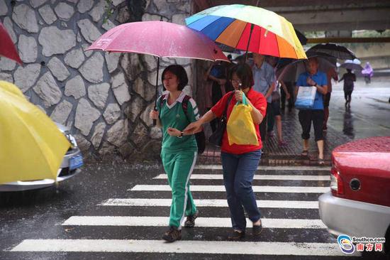 高考第二天开启暴雨模式:广州考生雨中赶赴考