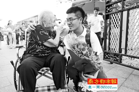 昨日，东莞中学考点，98岁的阿婆来接高考的重孙子，并送上鲜花。