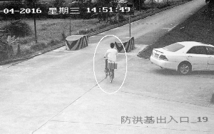 监控拍摄到嫌疑人(图中骑自行车男子)出入河堤的情况。
　　信息时报记者
　　萧嘉宁 摄