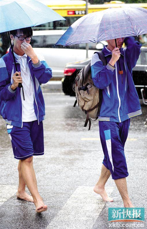 高考第二日广州暴雨 交警护送151名考生进考场