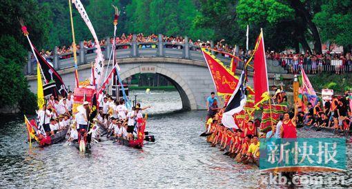 ■龙舟在广州市荔枝湾上巡游。新快报记者 祝贺/摄