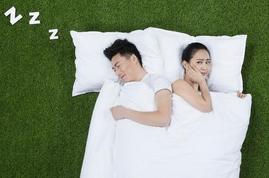 夫妻感情好不好 睡姿透露出的心理秘密_湛江频