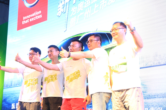 （东风日产及新浪广东领导活力启动荧光跑）