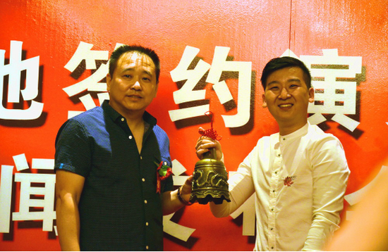 叮当签约鑫澳大地 央视主持人李蜜站台主持_湛