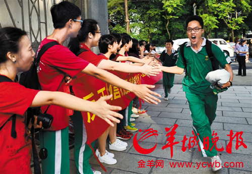图中绿色服装，为俗成“青蛙装”的广州执信中学校服 羊城晚报记者 汤铭明 摄