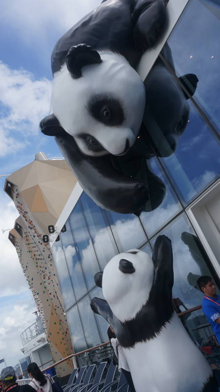 33呎巨型艺术装置“熊猫妈妈与宝宝”（Mama and Baby）