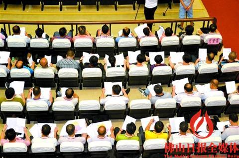 6月17日,顺德区第十五届人民代表大会第七次会议上,代表们认真翻阅《关于加快北部片区建设的报告》。/佛山日报记者骆苏艳摄