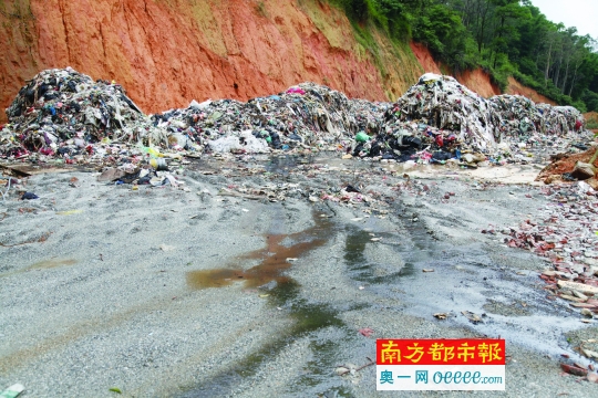 山林被破坏用来堆放垃圾，污水横流，臭不可闻。