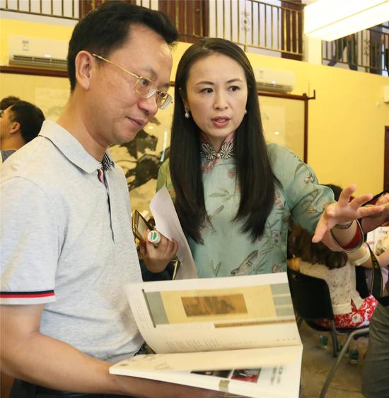 《大藏家》栏目制片人、主持人曾雯与广州广播电视台总编辑陈家成