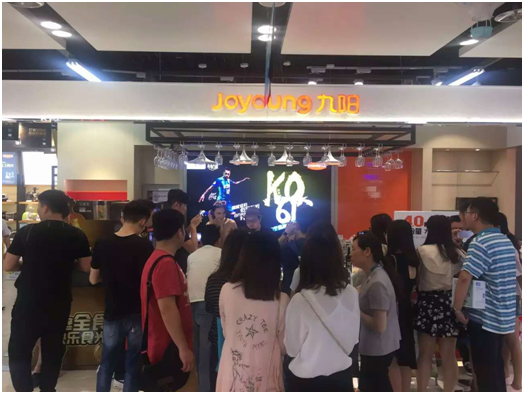 现场斗法网红直播体验苏宁门店边逛边买