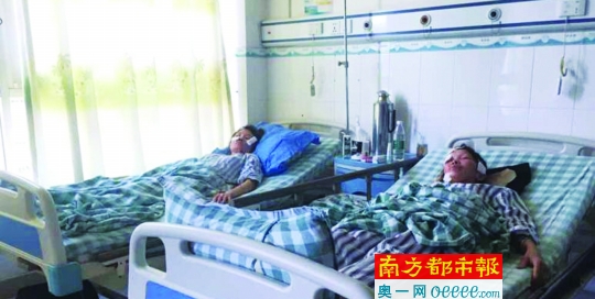 受伤的母女经救治后躺在病床上。南都记者 徐勉 摄
