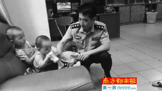 两幼童在派出所受到警察叔叔照顾。图片由警方提供