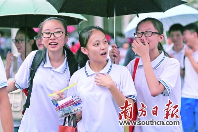 考试结束了,考生露出了轻松的笑容。梁维春 摄
