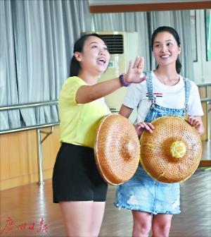 正在准备登台央视演唱咸水歌的周炎敏（左）