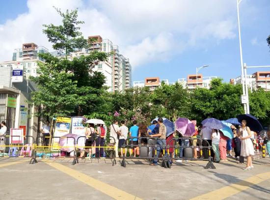 惠州小学新生报名 家长通宵排起长队