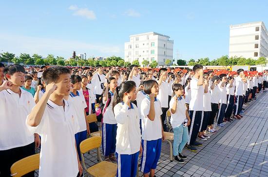 广大师共同宣誓做禁毒宣传和工作的带头人、主力军