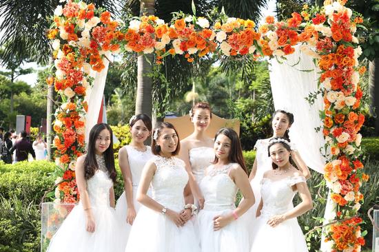 “闺蜜婚纱派对” —— 最多人装扮成新娘的聚会
