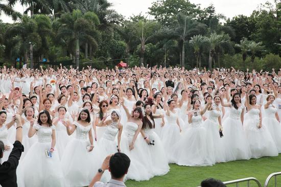 843位美丽的新娘在酒店花园齐聚，刷新世界纪录