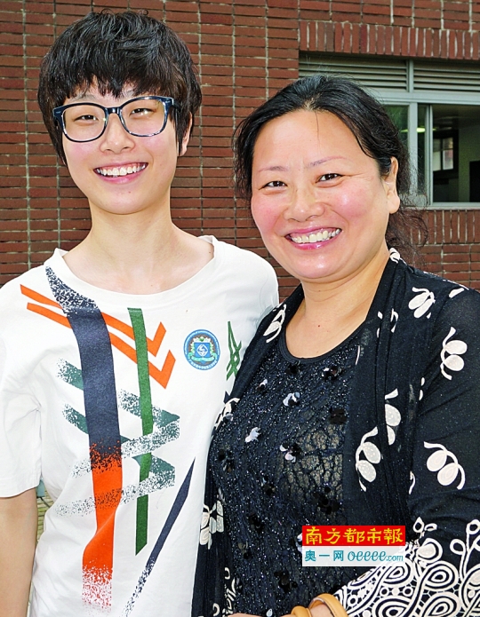 能留在广州高考，扈晶晨母女很开心。 通讯员 张梅芳 摄