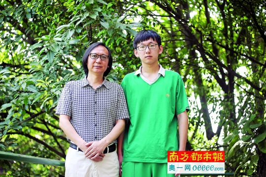朱铭箴和他的父亲。 南都记者 马强 摄