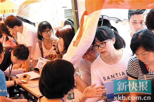 ■专家建议,考生填报志愿切勿太随意,除了成绩,也要考虑个人对专业的兴趣、学习能力等因素。 新快报记者 夏世焱/摄