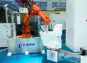 巨轮智能的自动化喷涂机器人。