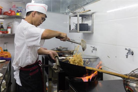 厨房炒牛肉粿条的师傅