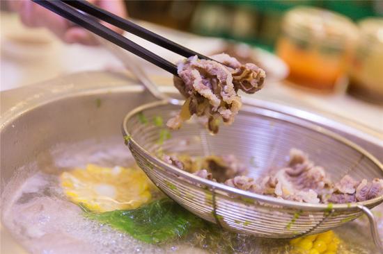 每一片肉只需要涮10几秒即可