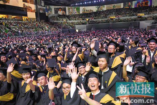 ■汕头大学举行2016届毕业典礼现场，气氛热烈。