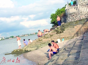 昨天下午,潮连古渡码头附近仍有人野泳。
