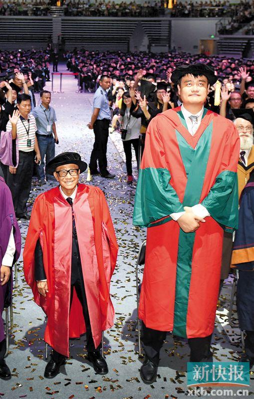 ■汕头大学举行2016届毕业典礼现场，李嘉诚和姚明出席典礼并发表演讲。