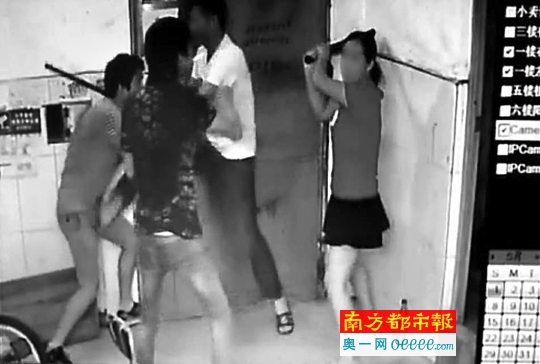 张先生两公婆(右一右二)与窃贼搏斗。视频截图