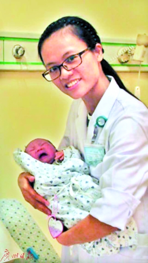 刘医生抱着宝宝，笑得很开心。